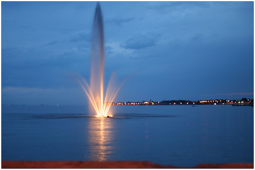 Fontäne vor der Hafeneinfahrt in Zadar (Kroatien)