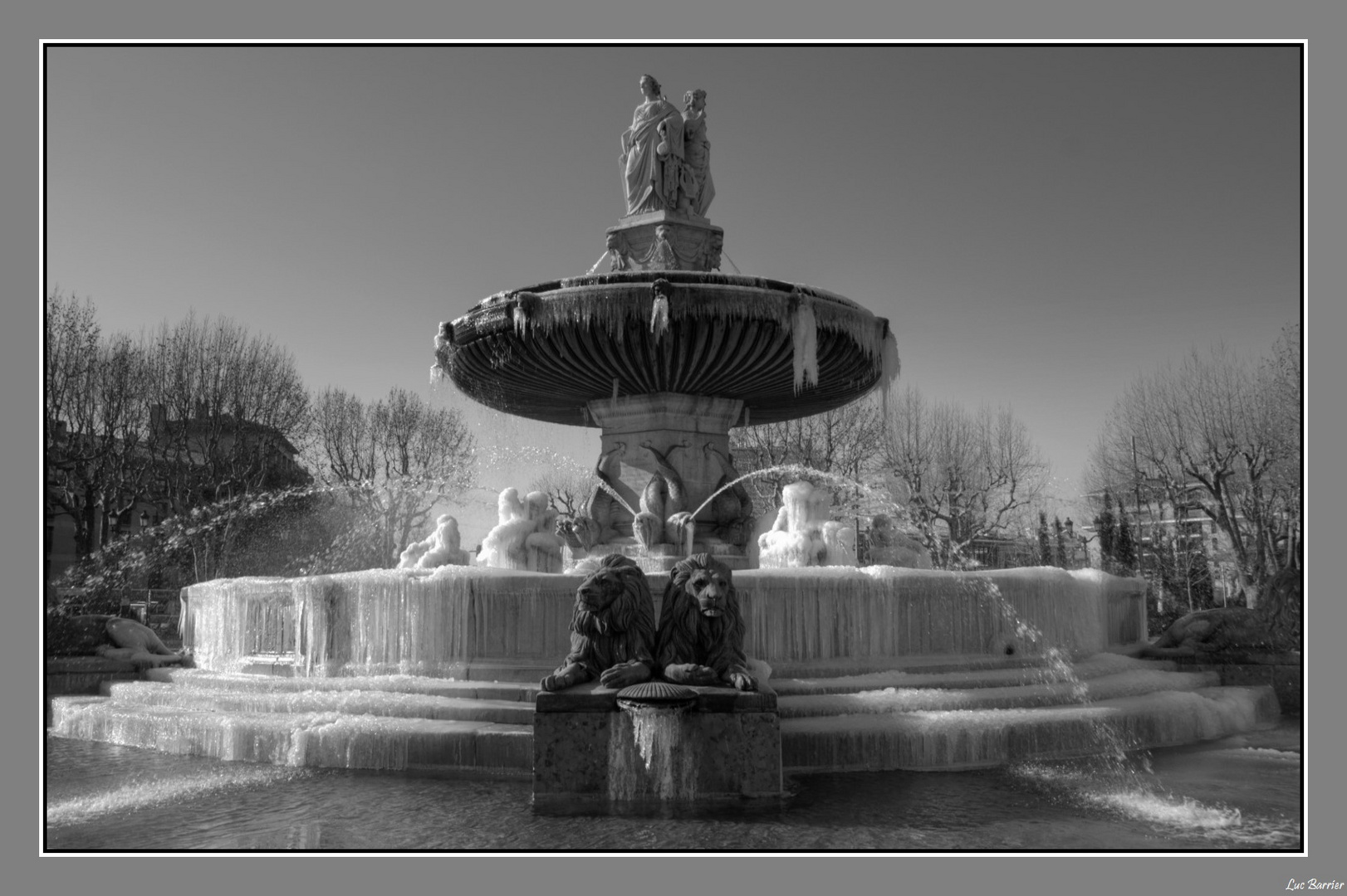 Fontaine de la Rotonde à Aix en Provence, sous la glace