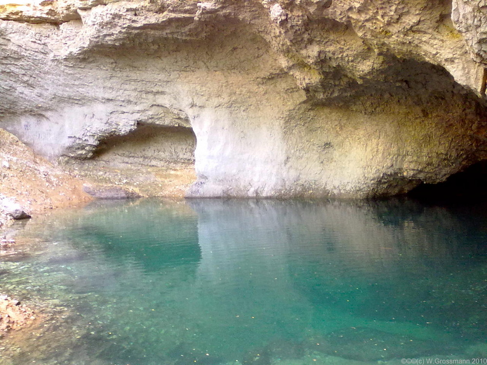 Fontaine-de-Vaucluse in der Provence Quelltopf der Sorgue