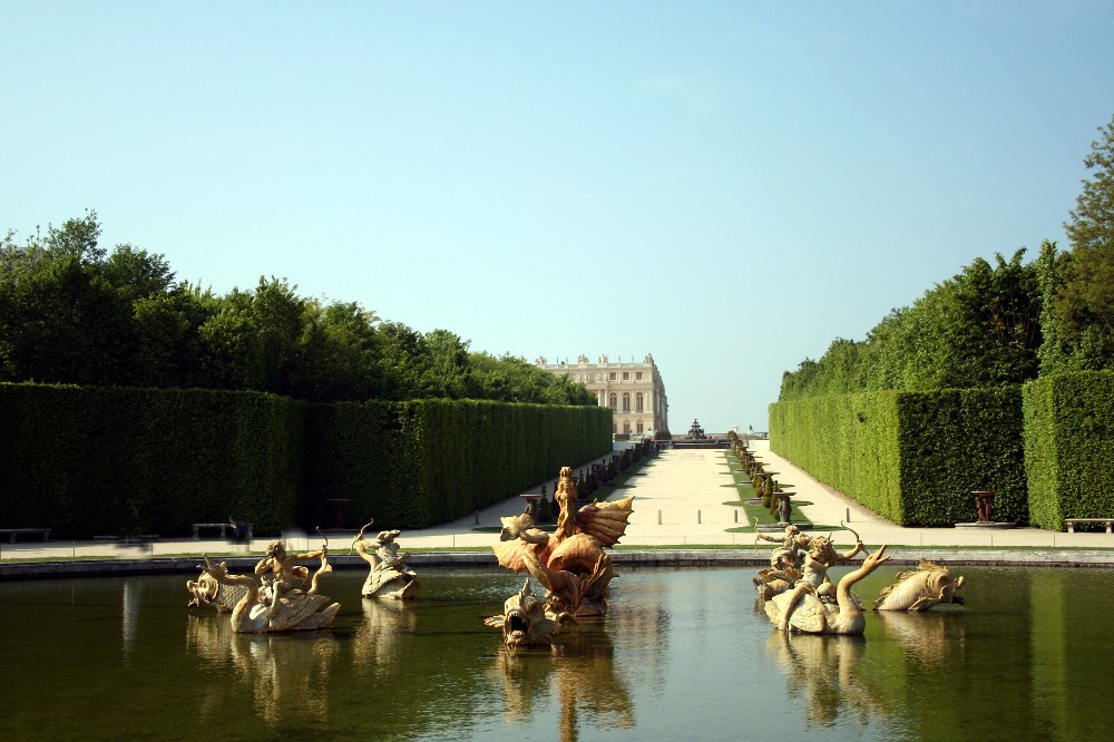 FONTAINE EN PERSPECTIVE