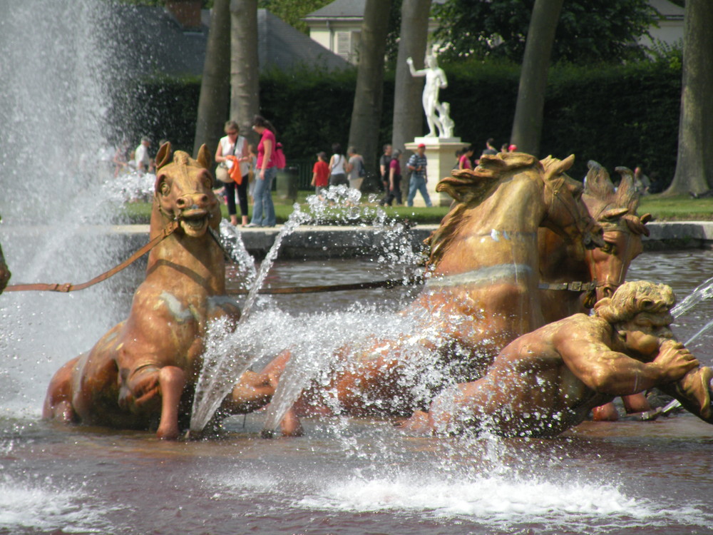 fontaine et chevaux aux grandes eaux du chateau de Versailles