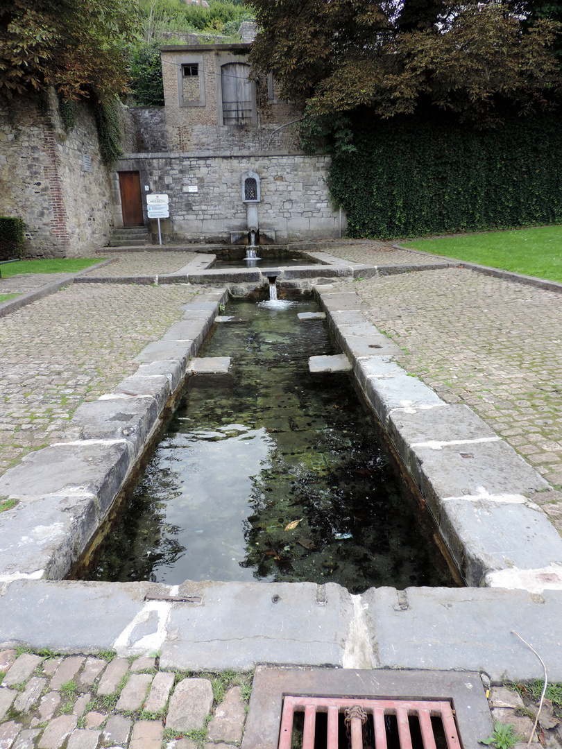 Fontaine et lavoir public.