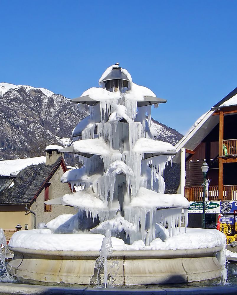 Fontaine glacée à Saint-Lary (Hautes-Pyrénées)