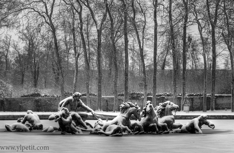 Fontaine sous la neige dans les jardins du chateau de Versailles