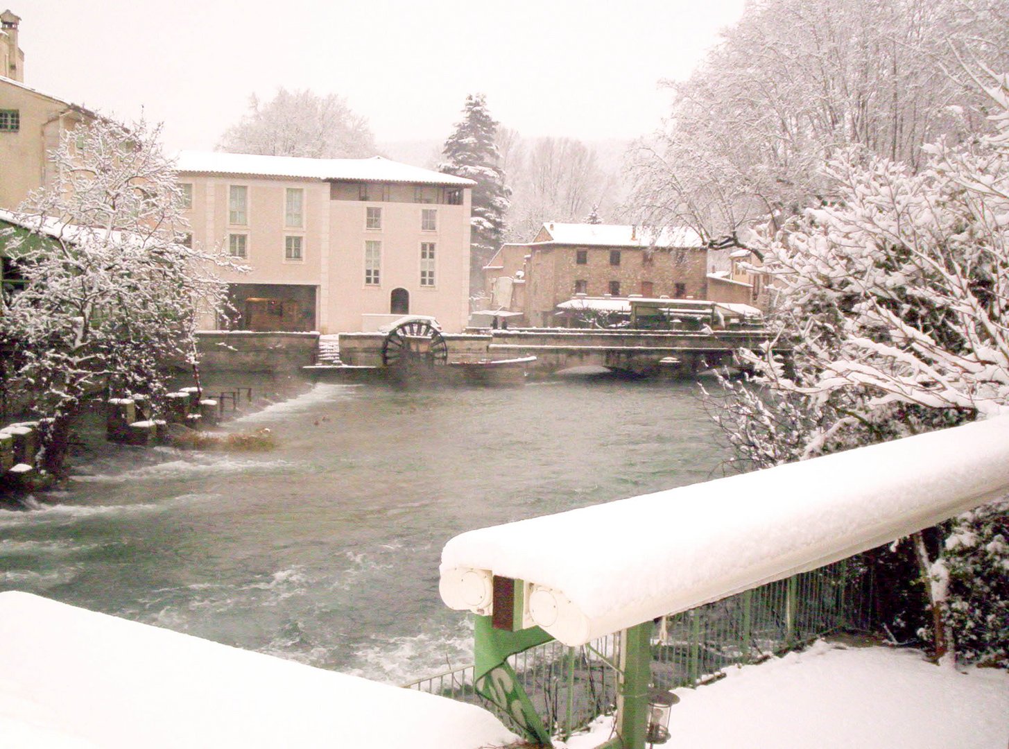 fontaine sous la neige