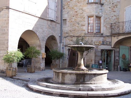 Fontaine sur une place des Vans en Ardèche (07) - Exo photo n° 29 - Les Fontaines