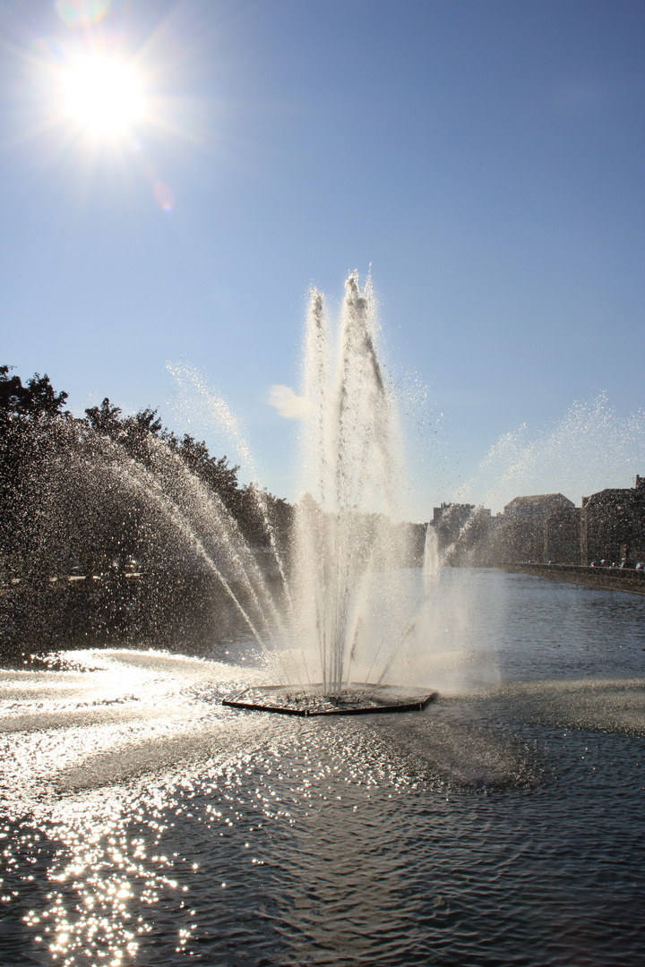 Fontaine troyenne sur beau ciel bleu