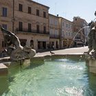  fontana al centro della piazza di Loreto (MC)