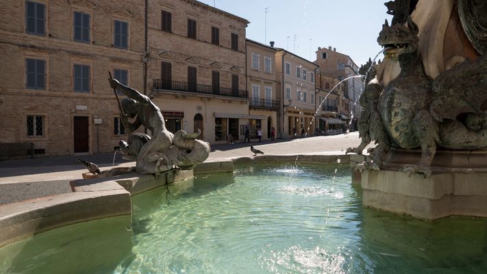  fontana al centro della piazza di Loreto (MC)
