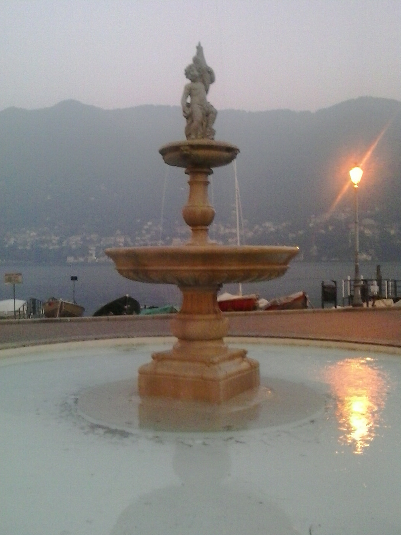 fontana crepuscolare a Cernobbio, sul Lago di Como