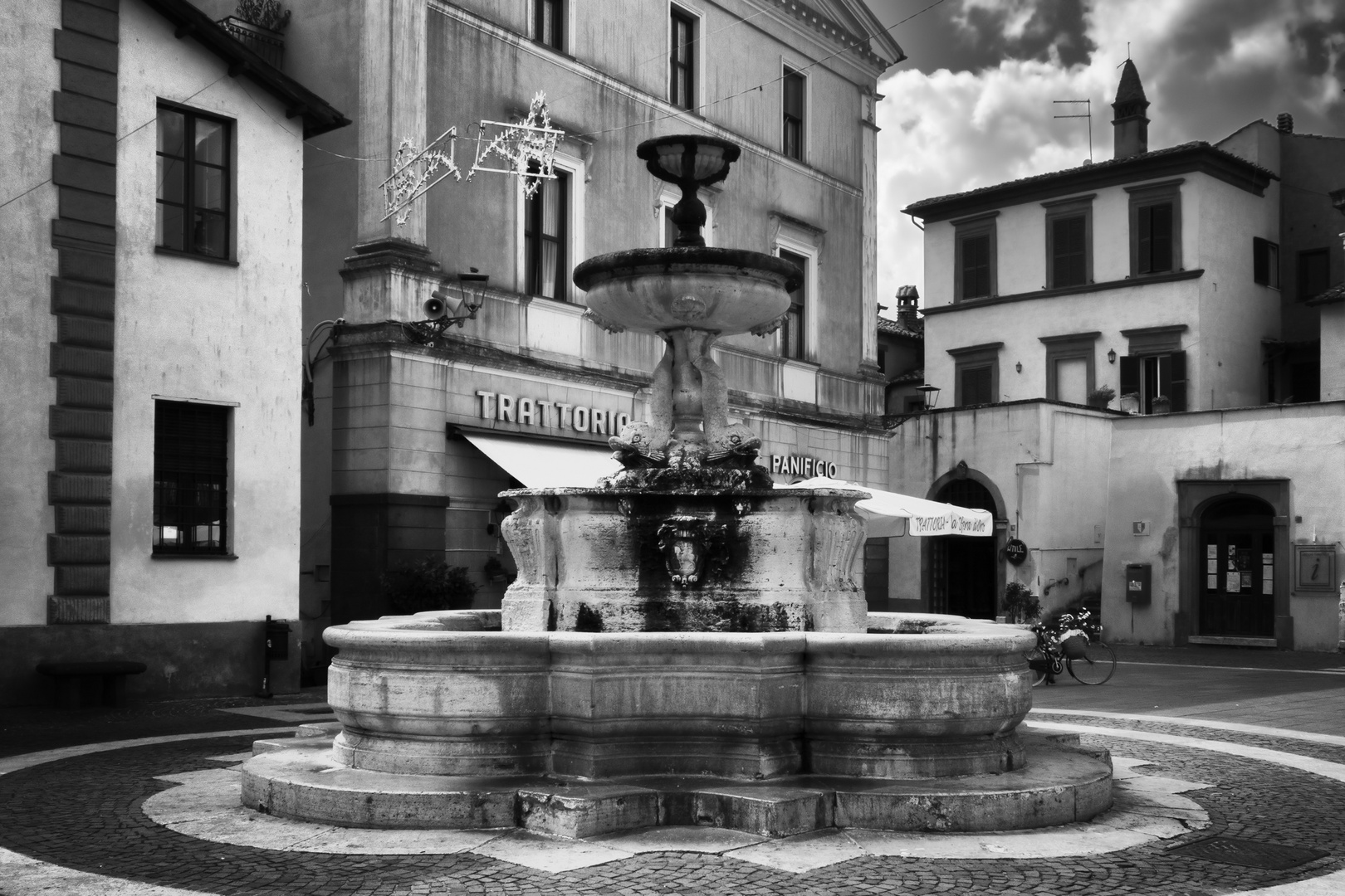 Fontana dei Delfini, Sutri