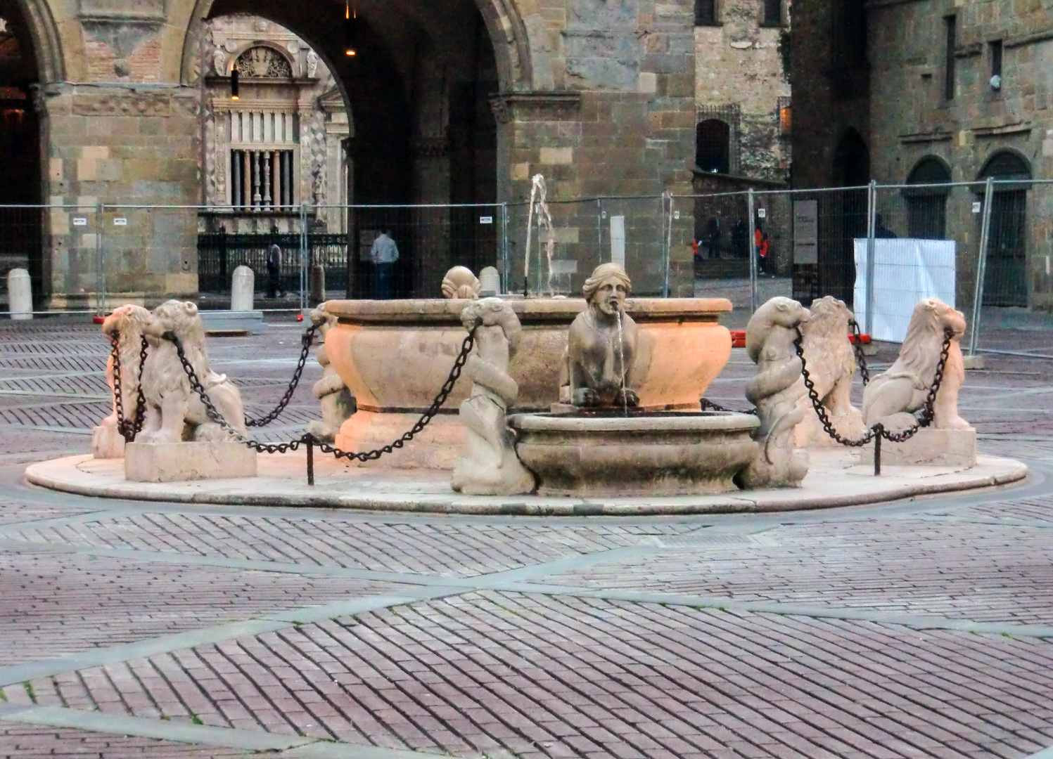 Fontana Del Contarini auf der Piazza Vecchia in Bergamo