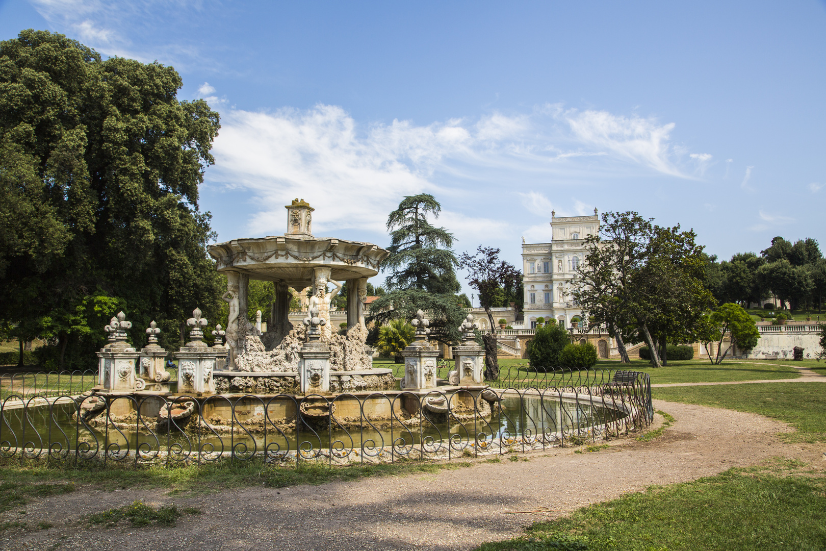 Fontana della Regina. sullo sfondo il Casino Bel Respiro (o di Allegrezze), Villa Doria Pamphilj