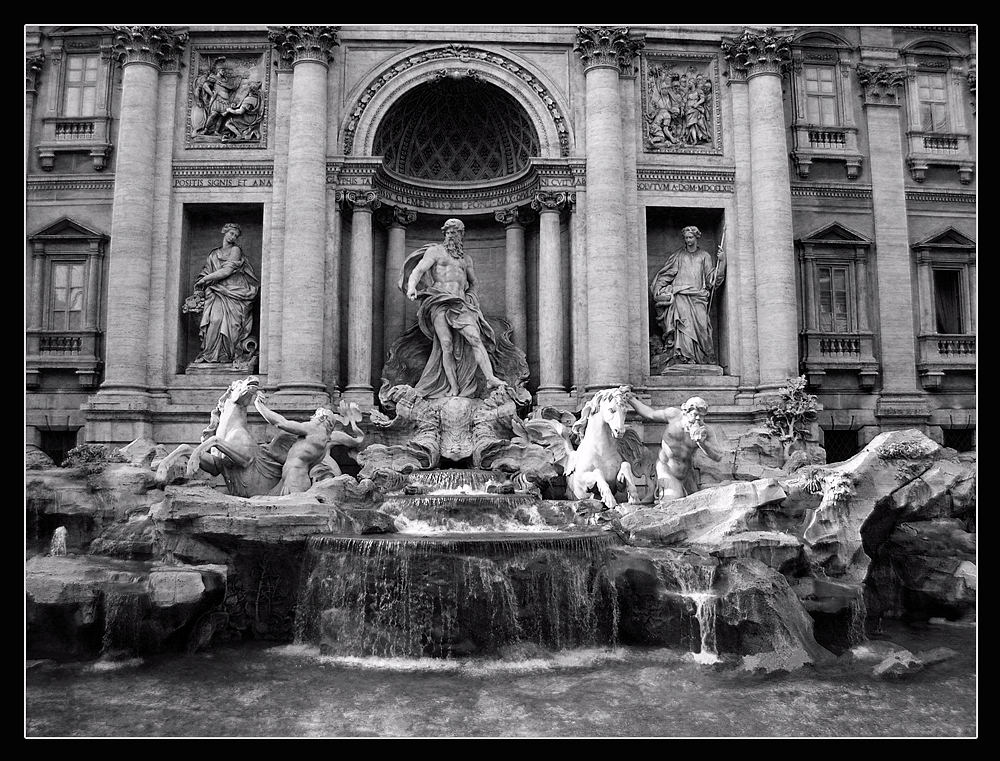 Fontana di Trevi b/n