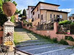 Fontanella di Carlotta e la scalinata di via Angelo Orsucci.