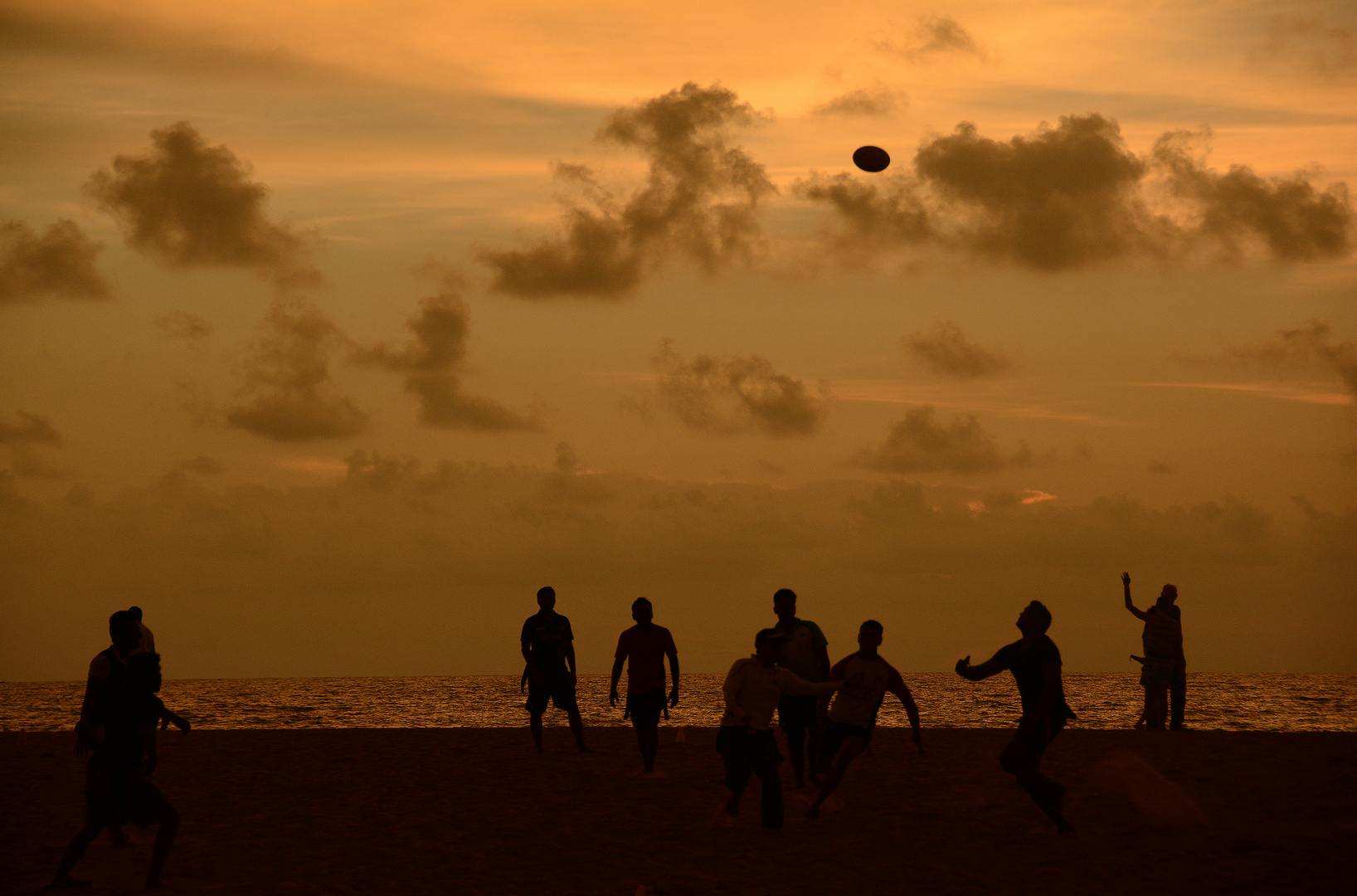 Football am tropischen Strand