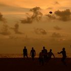 Football am tropischen Strand