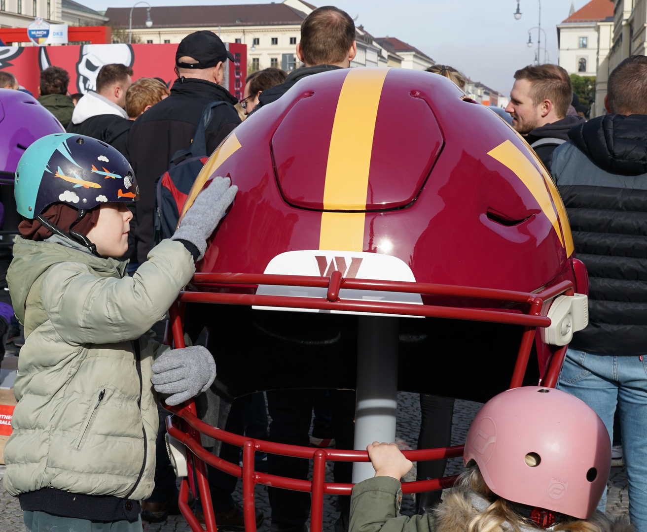 Football in München - gut behelmt