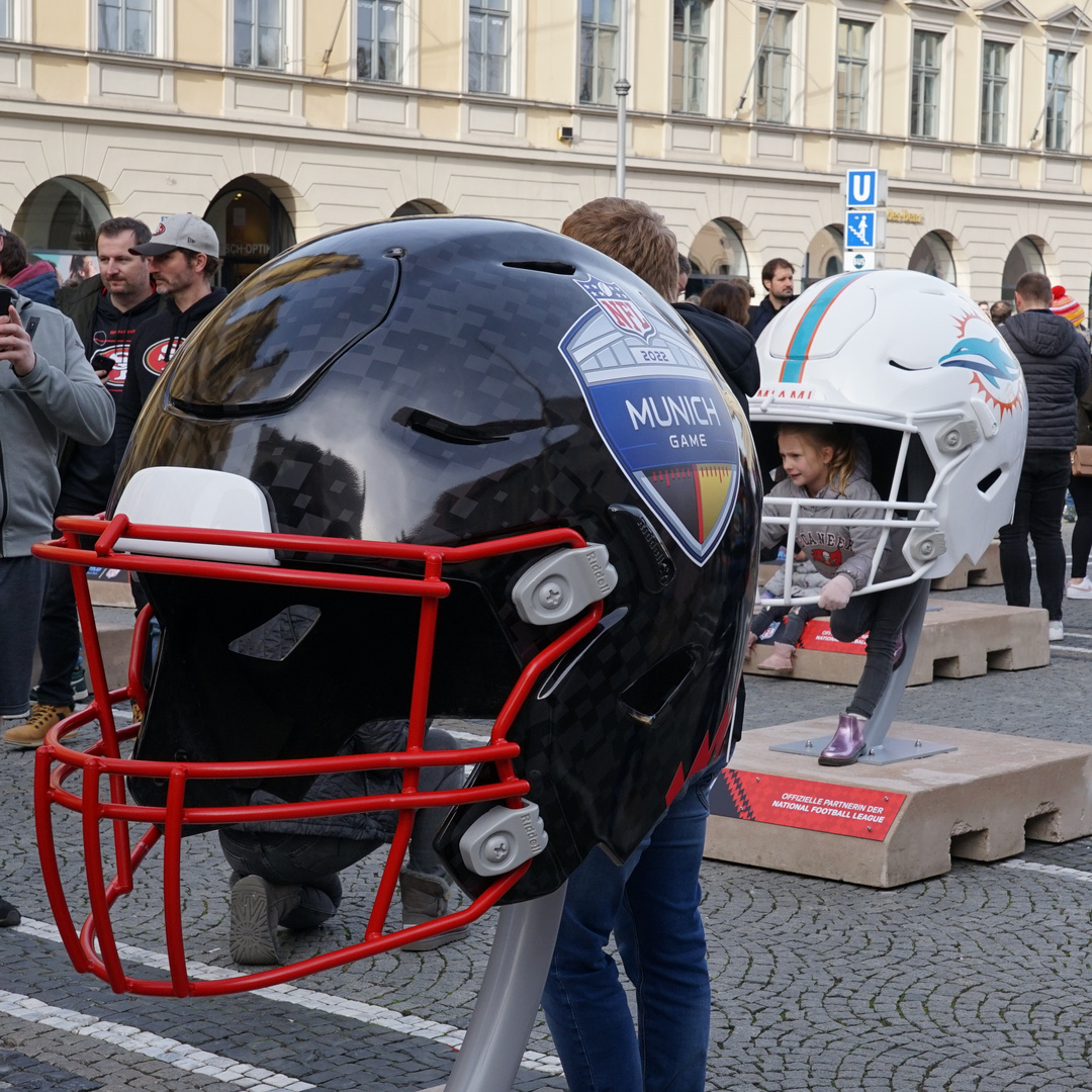 Football Werbung auf dem Odeonsplatz