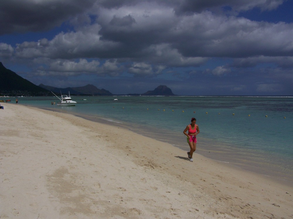 Footing sur la plage de Flic-en-Flac - ile Maurice