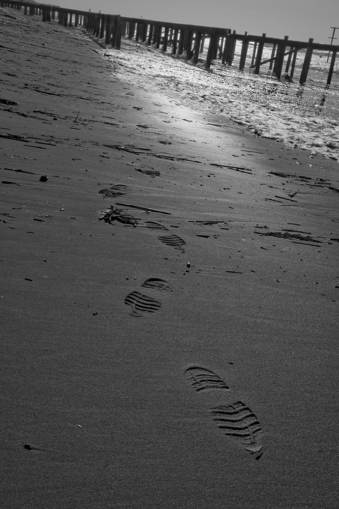 footsteps in the sand (B&W)