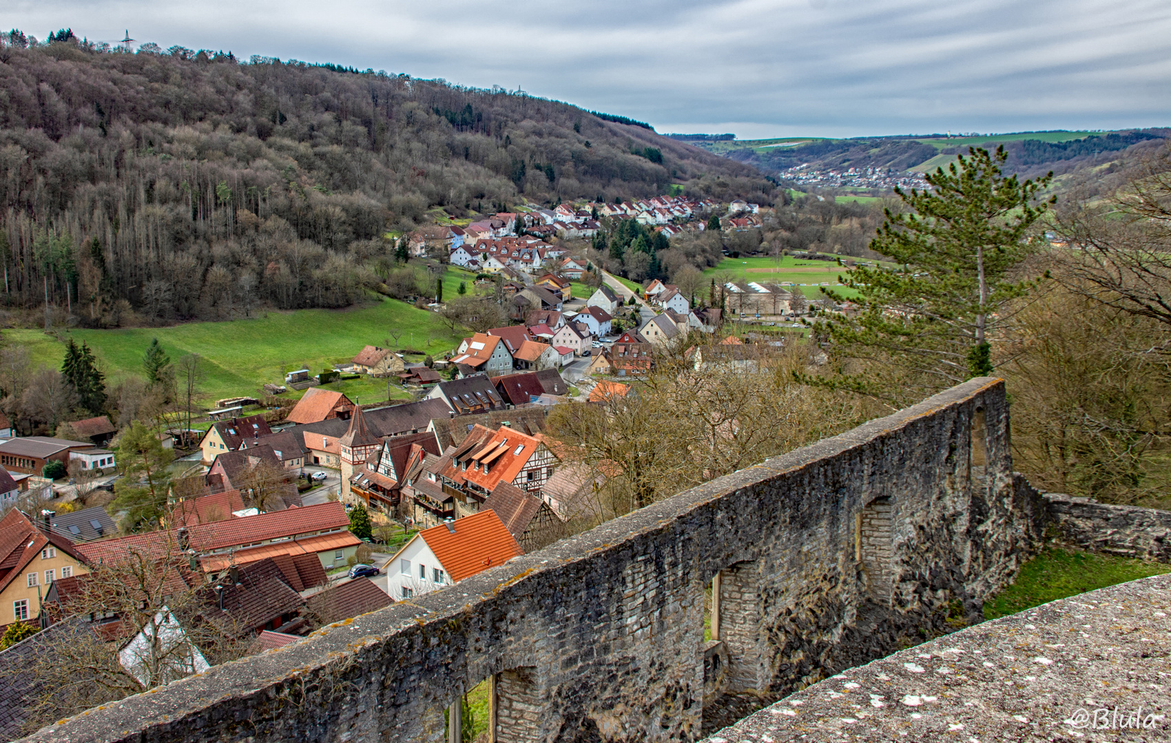 Forchtenberg von oben mit Blick ins Kochertal