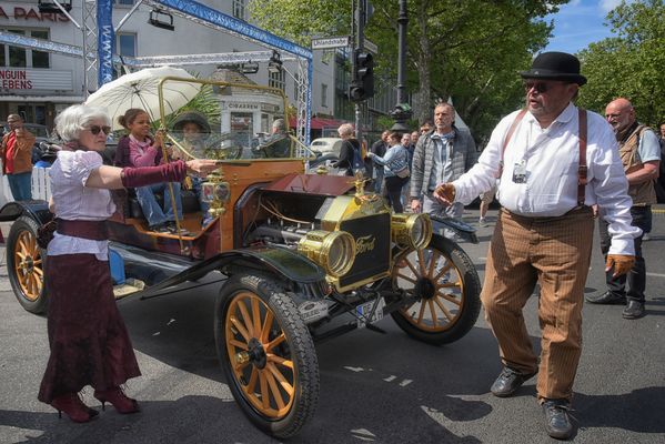Ford 1914 mit Opa Oma und Enkel