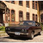 Ford Capri III vor abgerockter Kulisse