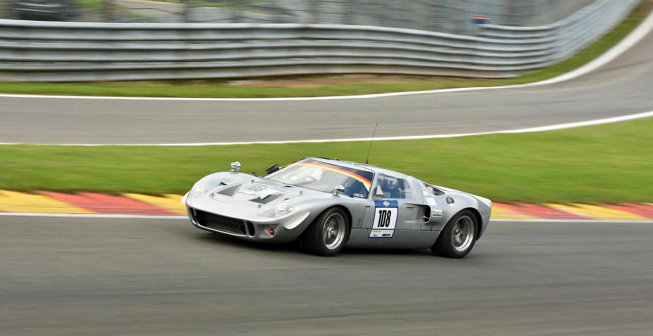 Ford Gt 40 attacks Raidillon