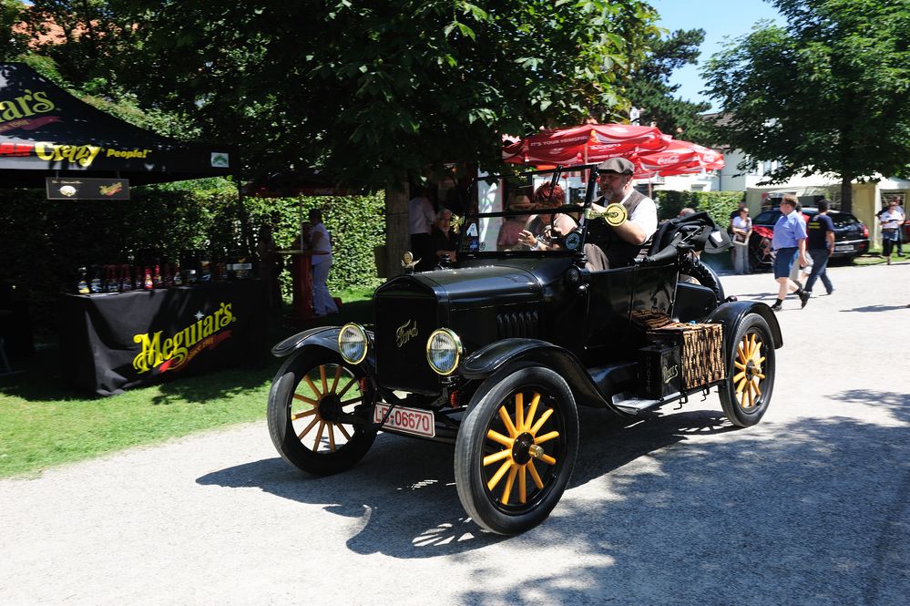 Ford Model T Roadster in der Totalen