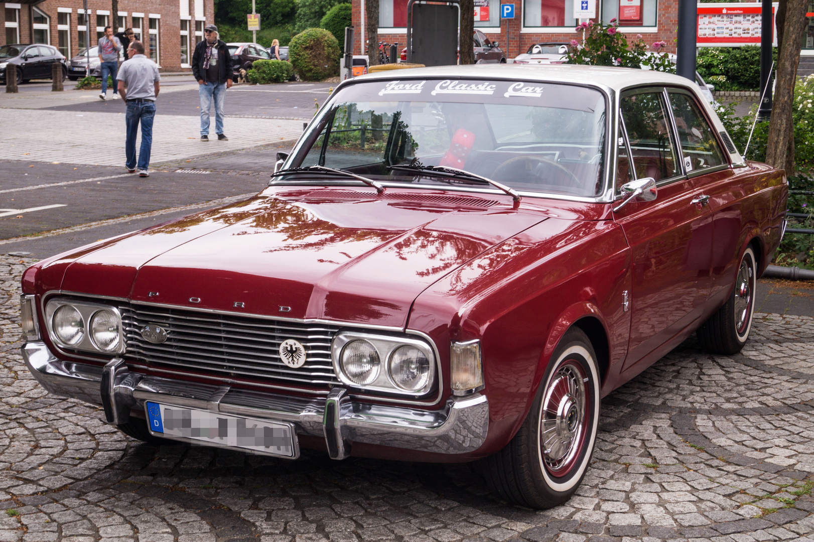 Ford Taunus 2000S beim Oldtimertreffen in Wegberg