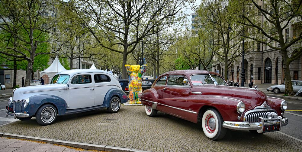 Ford  Tudor Sedan  19 48 -  Contra  Buick   1948