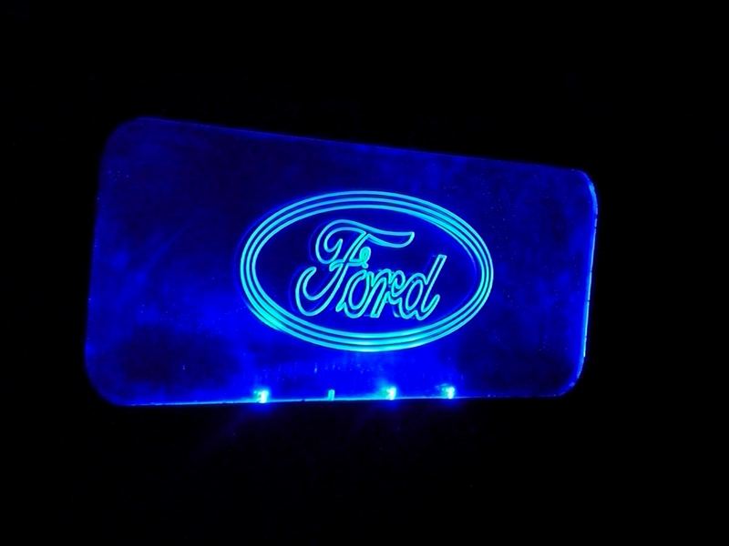Ford - unser Oldtimer mit der Leuchtschrift