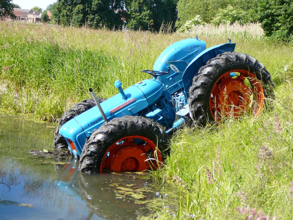 Fordson County Super-4 im Graben