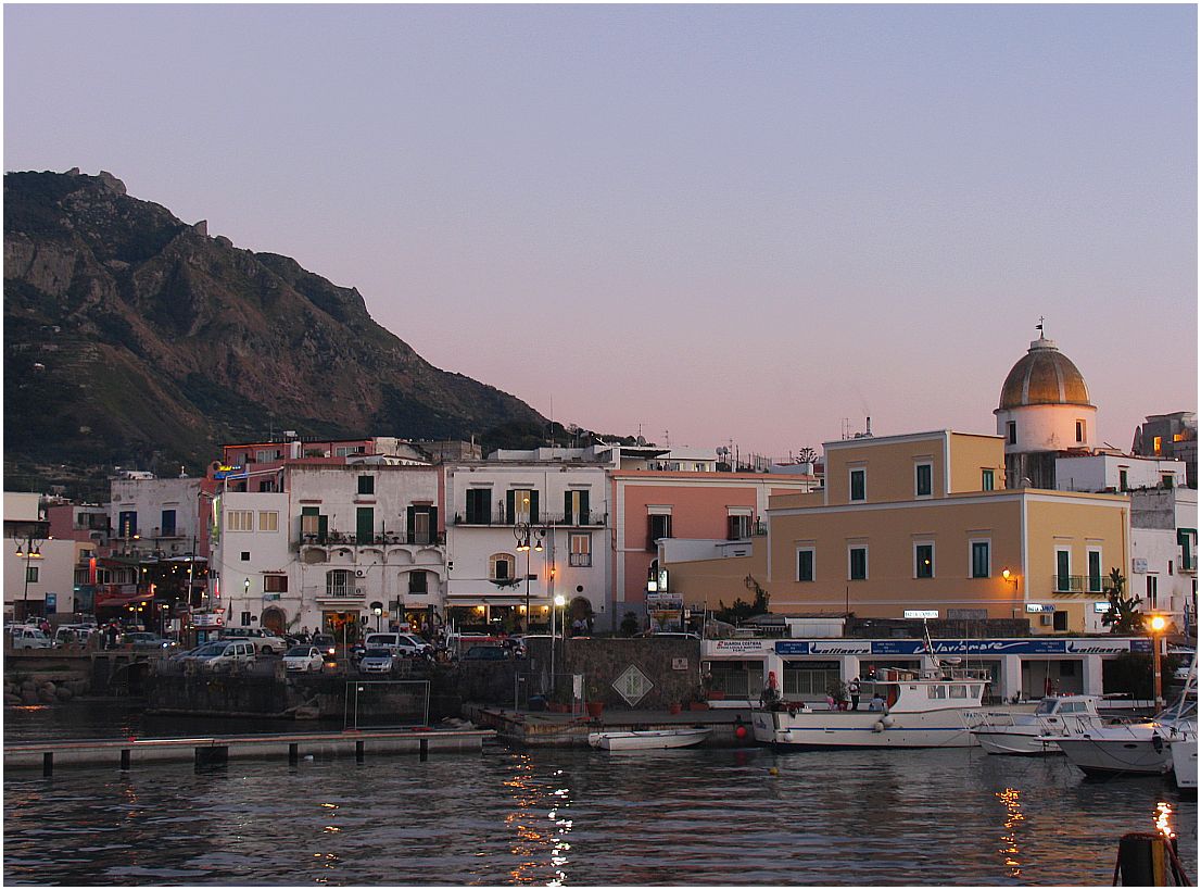 Forio auf Ischia zur Blauen Stunde