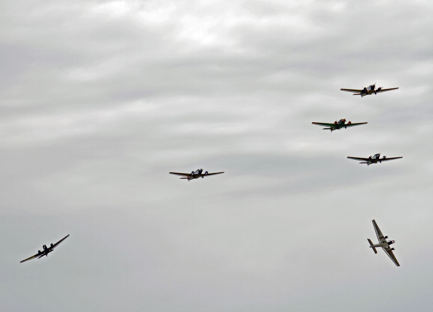 Formationsflug JU52 während der Auflösung