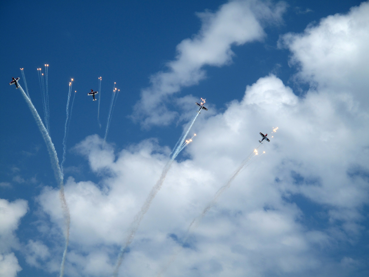 Formationsflug mit Feuerwerk