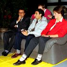 Formel 1 Fahrer und ein zukünftiger F.1 Fahrer (und 7.facher  F.1-WM) auf einem Sofa 1986.