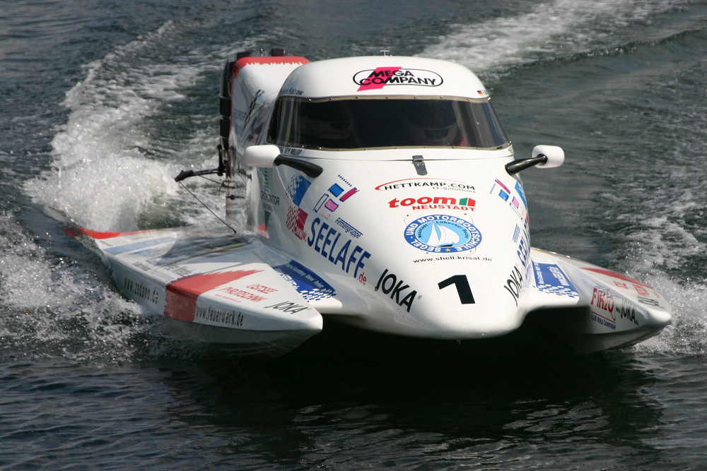 Formel 1 Rennboot im Anflug