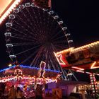 Formel 1-Rennfahrer neben Riesenrad