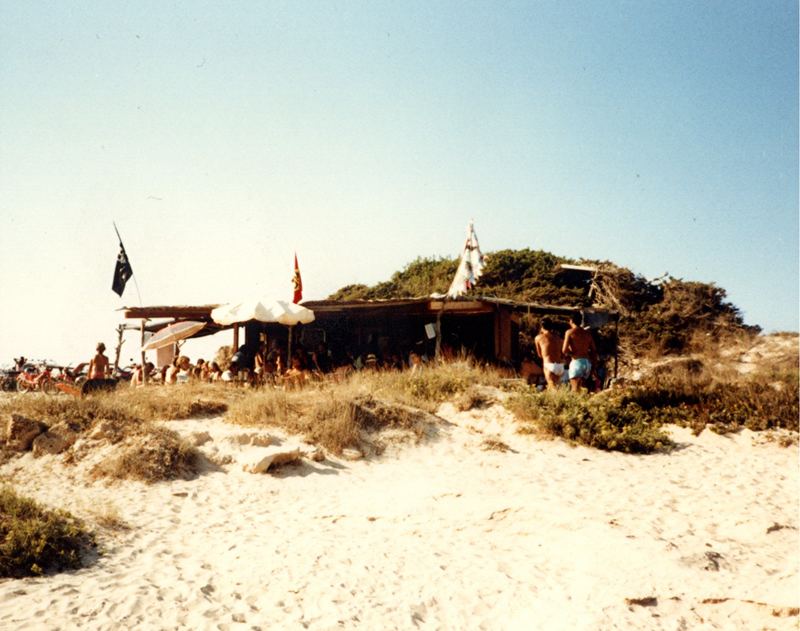 Formentera (1985) - Der Piratabus - Ein schattiges Plätzchen im Schutz der Düne