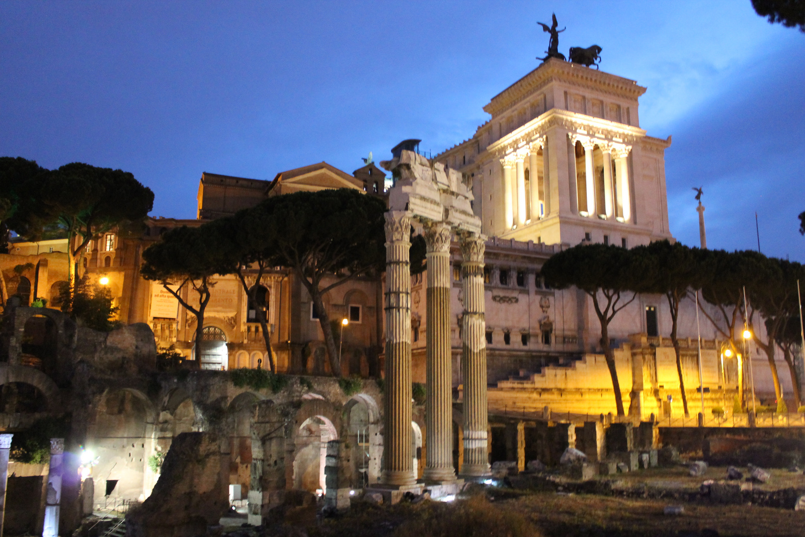 Foro di Cesare con il Vittoriano