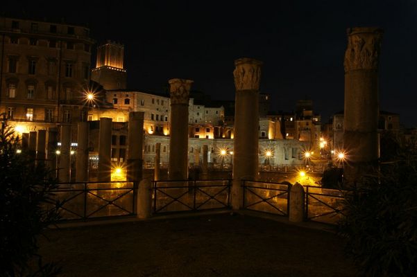 Foro Traiano bei Nacht