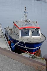 Forschungsschiffchen "Navicula" der Uni Oldenburg liegt gut vertäut im Neuharlingersieler Hafen