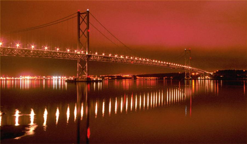 Forth Road Bridge bei Edinburgh