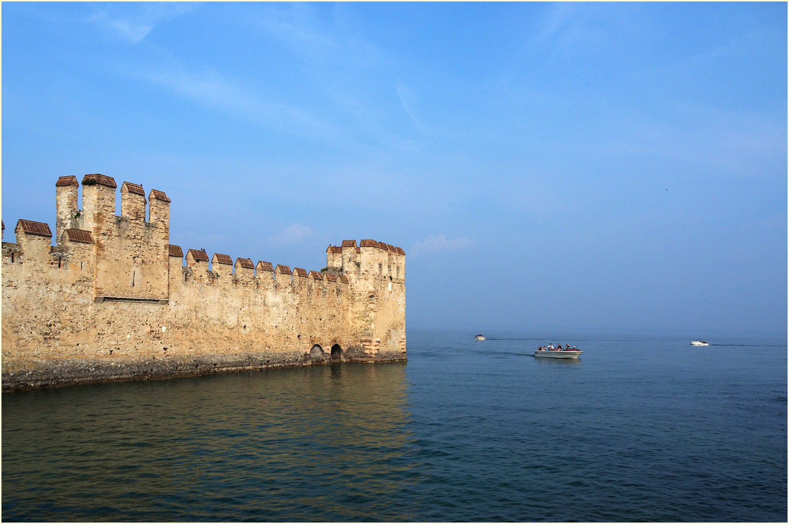 Fortification du Château des Scaligeri sur le lac