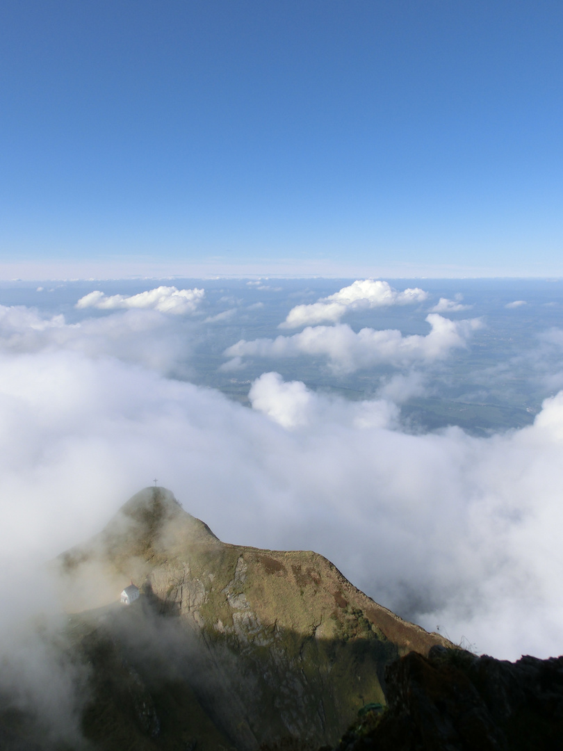 Fortsetzung-- Kleine Bergkirche versinkt im Nebel-- Blick vom Pilatus Schweiz 2012