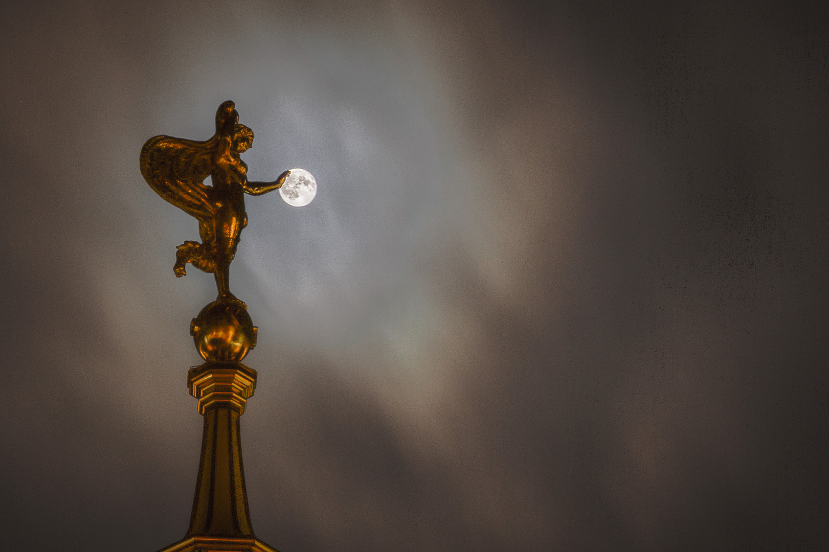 Fortuna in zärtlicher Berührung mit dem Mond