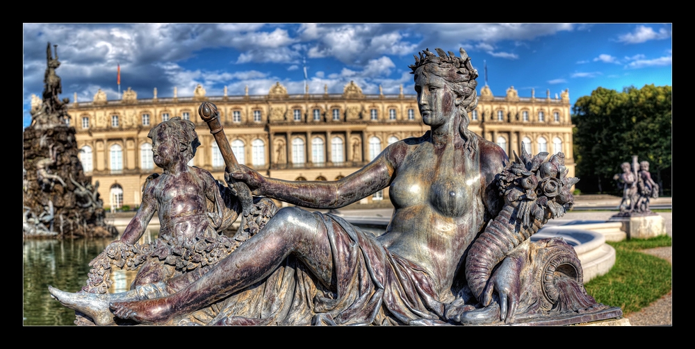 Fortunafigur vor dem Fama-Brunnen