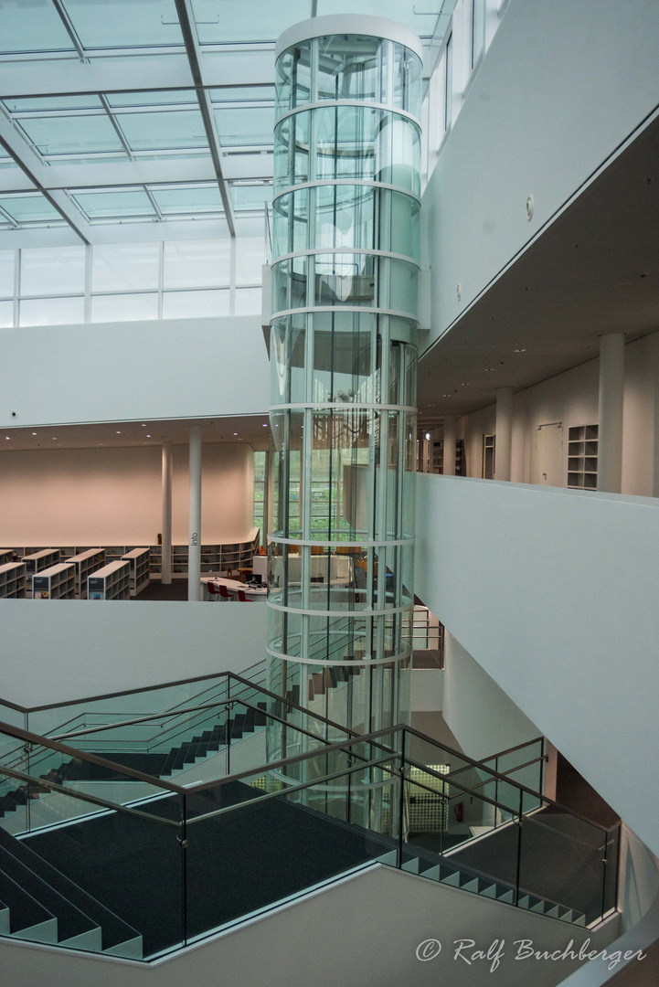 Forum Confluetes, Aufzug zur Dachterrasse